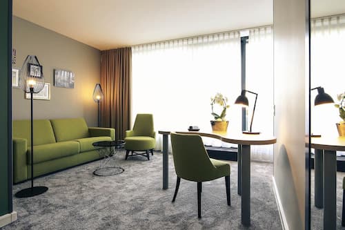 Suite Junior, 1 letto matrimoniale | Biancheria da letto ipoallergenica, minibar, una cassaforte in camera