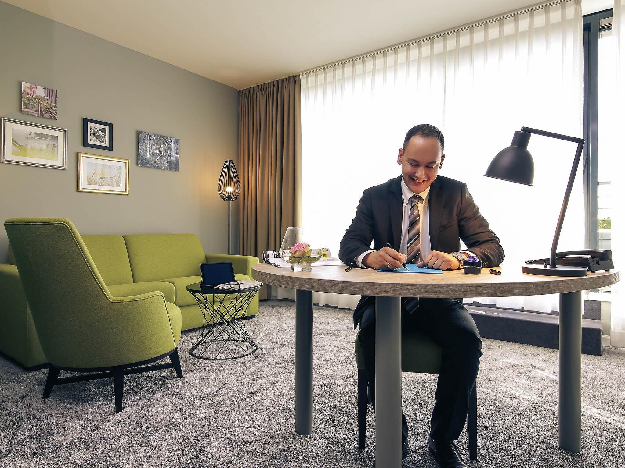 Suite – junior, 1 dobbeltseng | Allergitestet sengetøy, minibar, safe på rommet og skrivebord