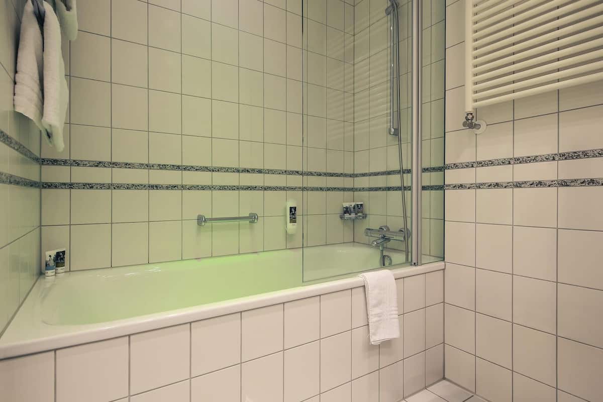 Hypo-allergenic bedding, minibar, in-room safe, desk