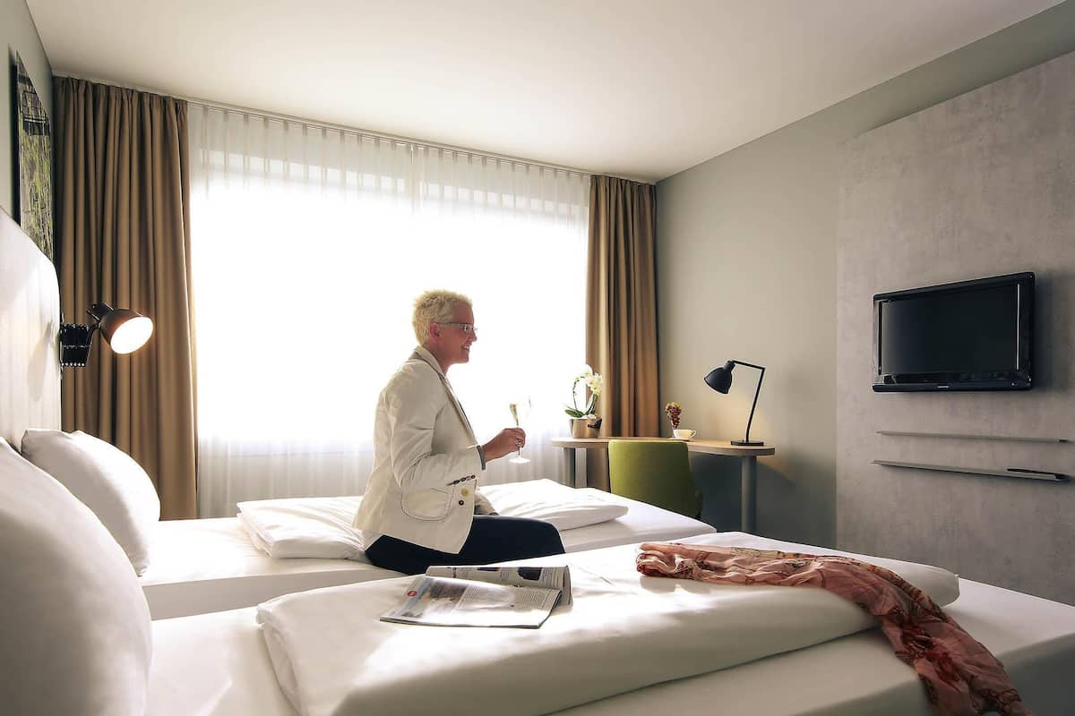 Standard Room, 2 Twin Beds | Hypo-allergenic bedding, minibar, in-room safe, desk