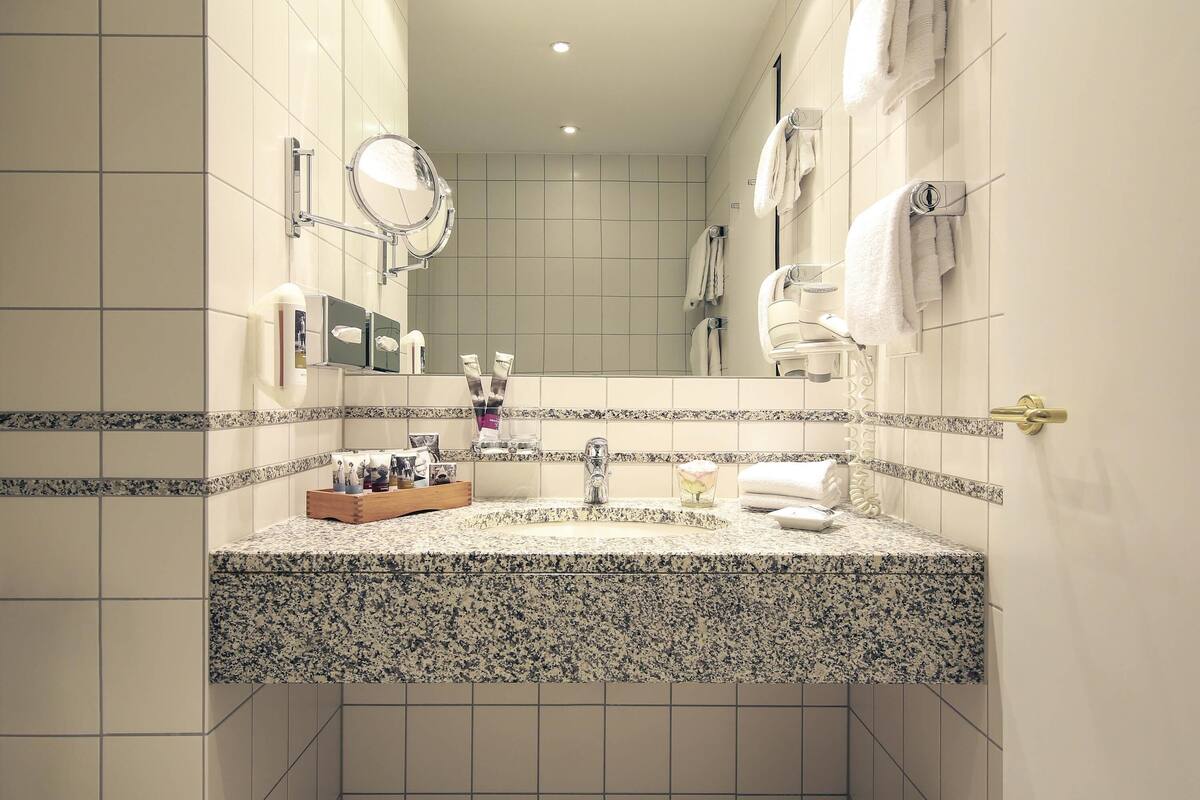 1 bedroom, hypo-allergenic bedding, minibar, in-room safe