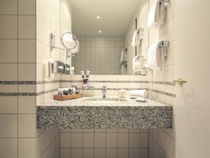 1 bedroom, hypo-allergenic bedding, minibar, in-room safe