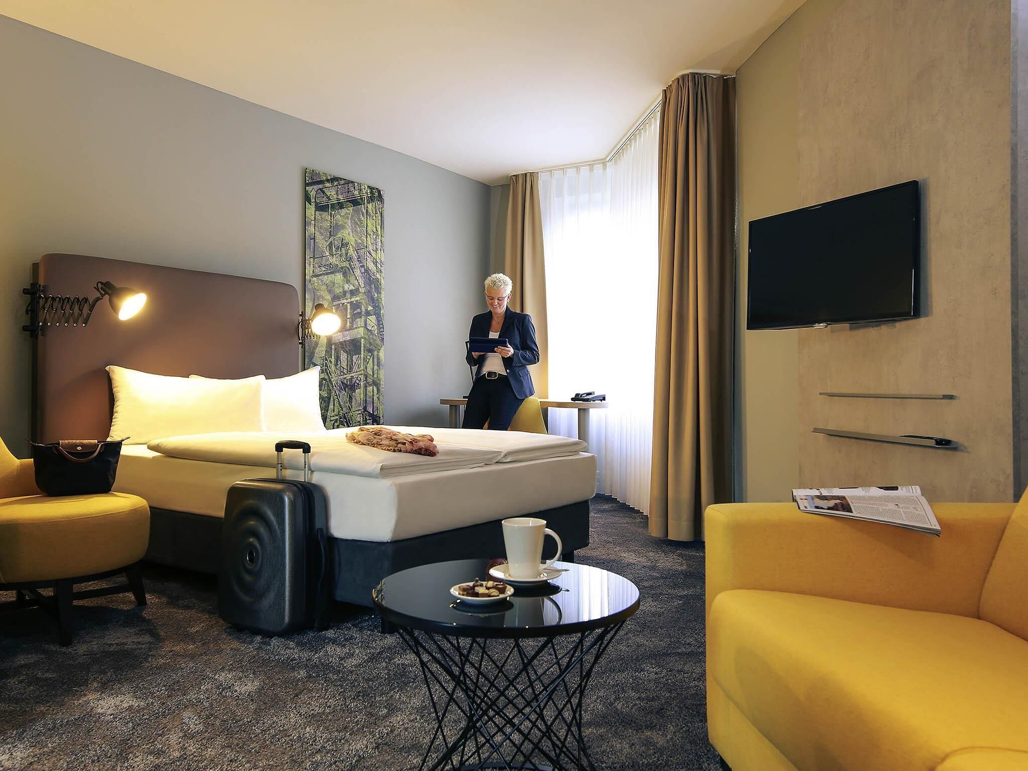 Deluxe Room, 1 Double Bed | Hypo-allergenic bedding, minibar, in-room safe, desk