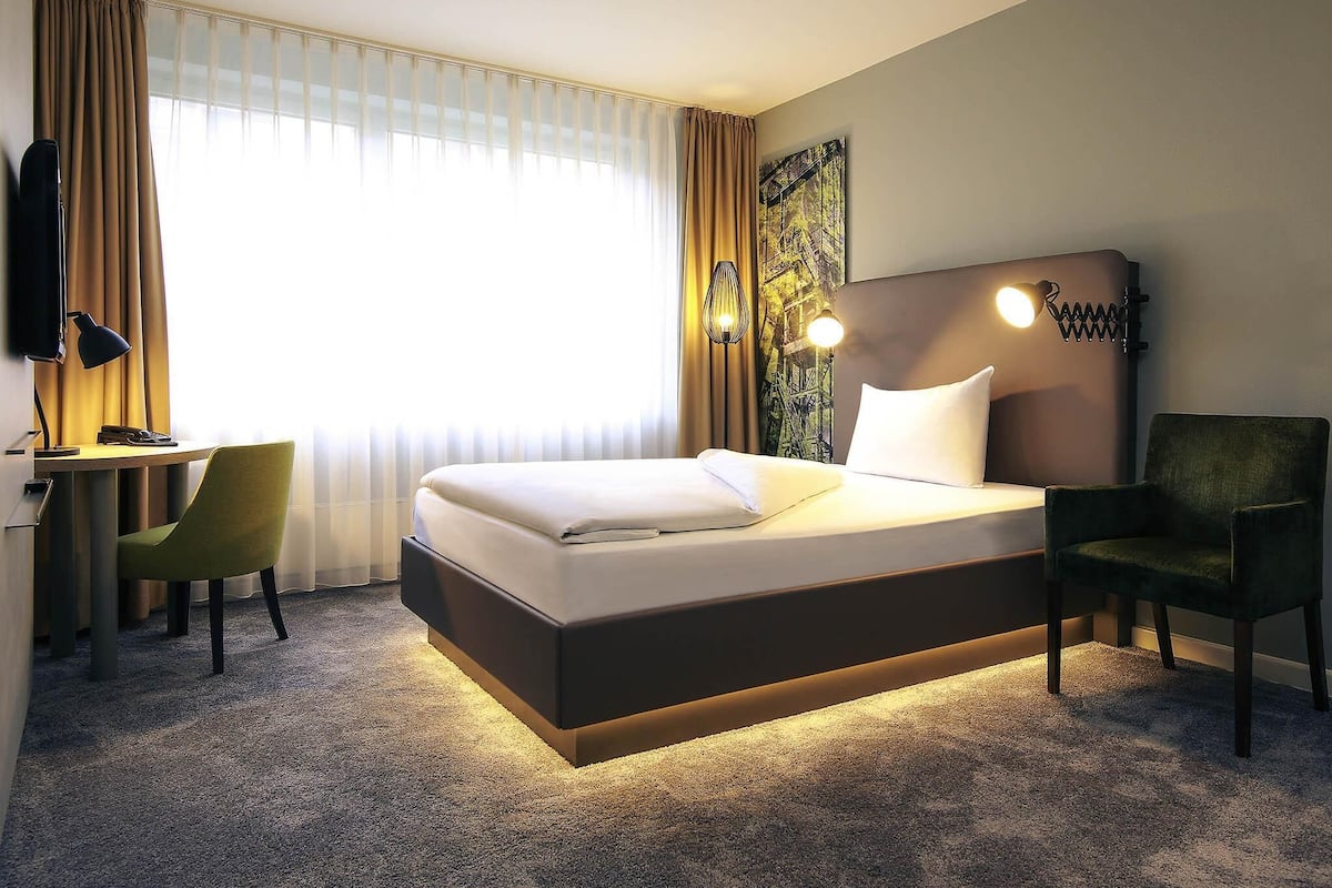 1 bedroom, hypo-allergenic bedding, minibar, in-room safe