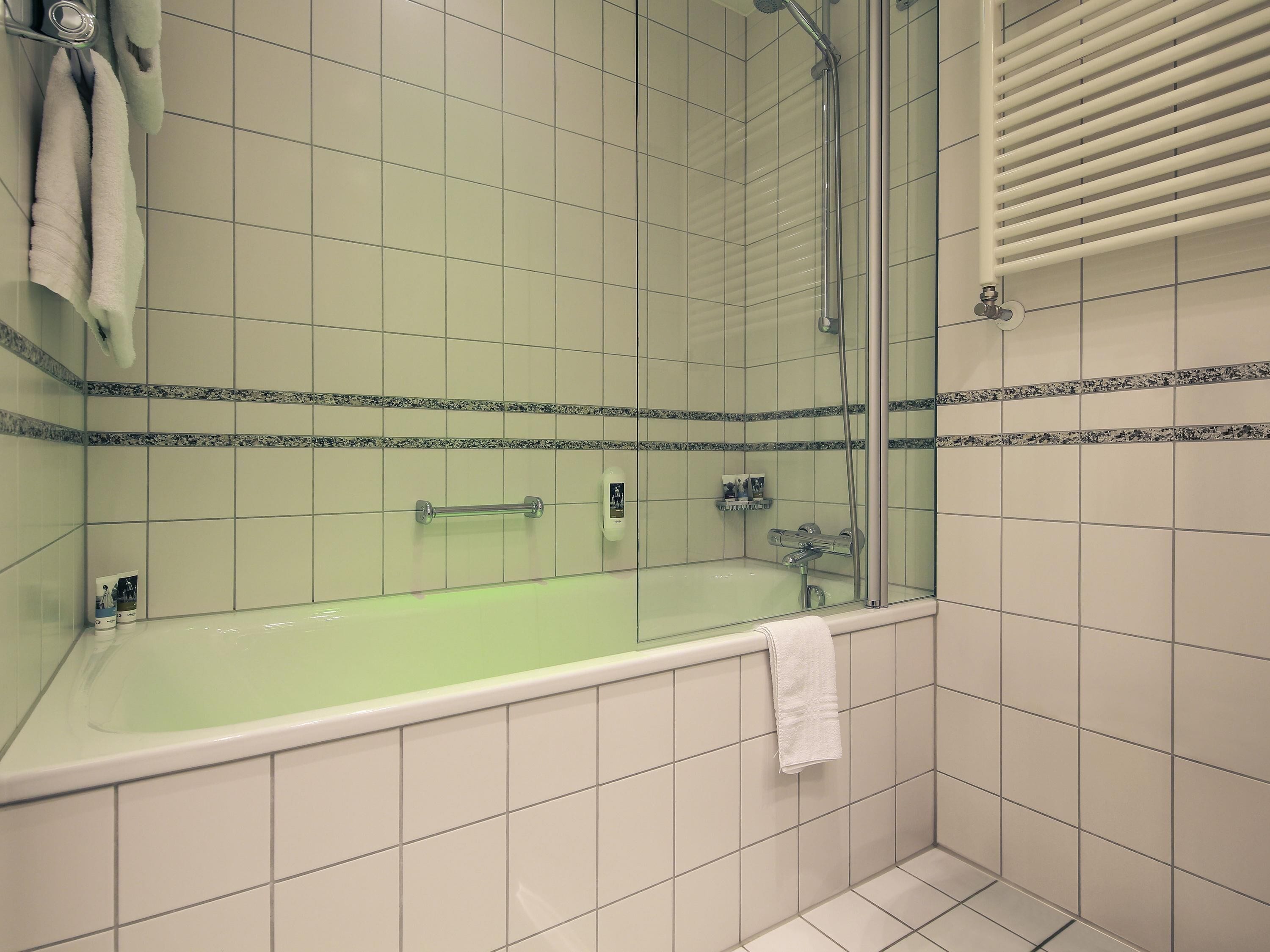 Allergikerbettwaren, Minibar, Zimmersafe, Schreibtisch