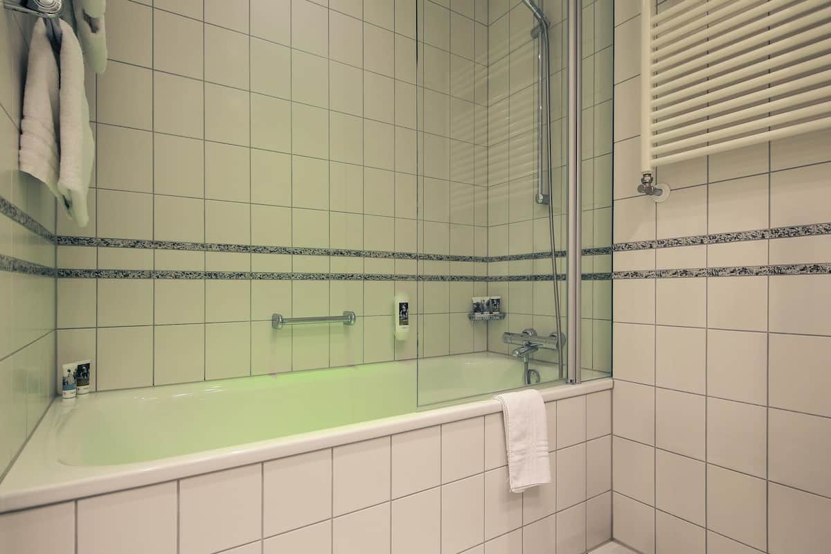 Hypo-allergenic bedding, minibar, in-room safe, desk