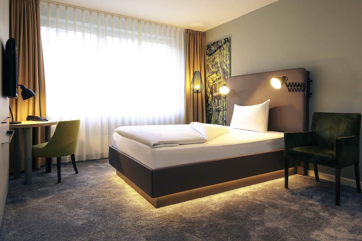 Hypo-allergenic bedding, minibar, in-room safe, desk