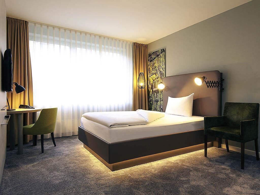 Standard Room, 1 Double Bed | Hypo-allergenic bedding, minibar, in-room safe, desk