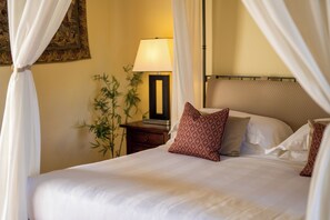 Ropa de cama de alta calidad, edredón, camas con pillow-top y minibar 