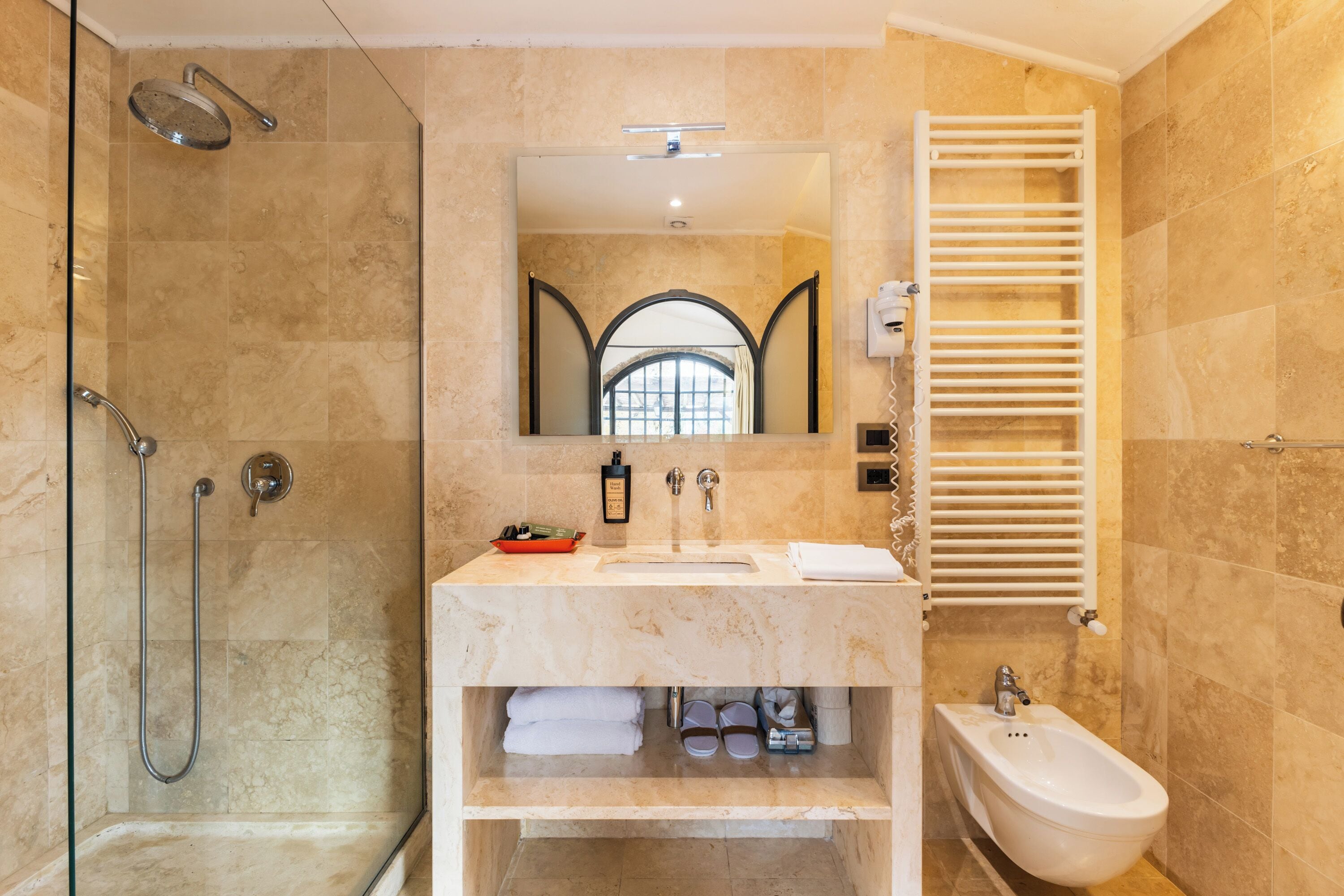 经典客房 | 浴室 | 浴缸、大花洒淋浴喷头、吹风机、拖鞋