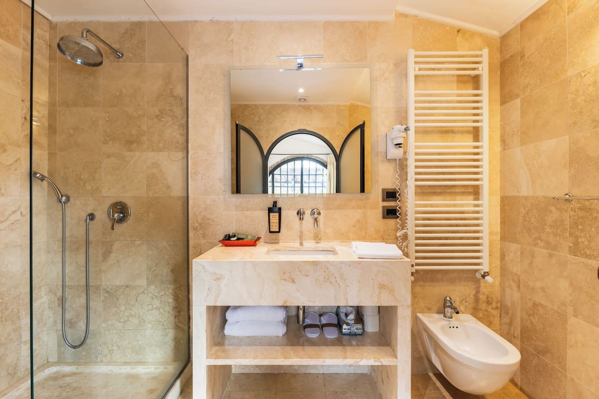 Rom – classic | Bad | Badekar, regndusjhode, hårføner og tøfler