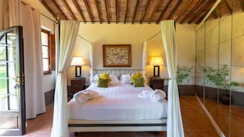 Suite Spa Bath | Ropa de cama de alta calidad y edredones de plumas