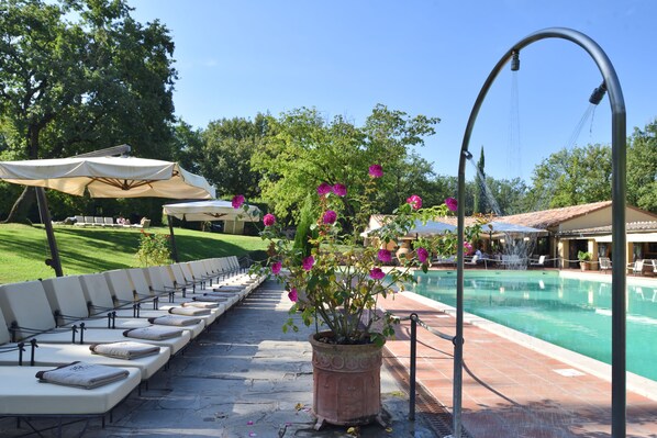 Seasonal outdoor pool, pool loungers - Hotel Borgo San Luigi (Monteriggioni)