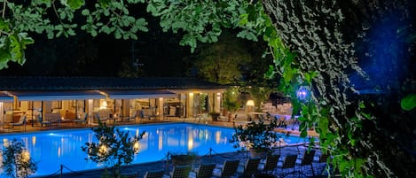 Aperto a pranzo e cena, cucina italiana, con vista sulla piscina 