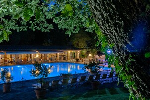 Se sirven almuerzos y cenas; cocina italiana; junto a la piscina