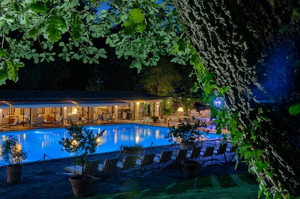Lunch, dinner served; Italian cuisine, pool views