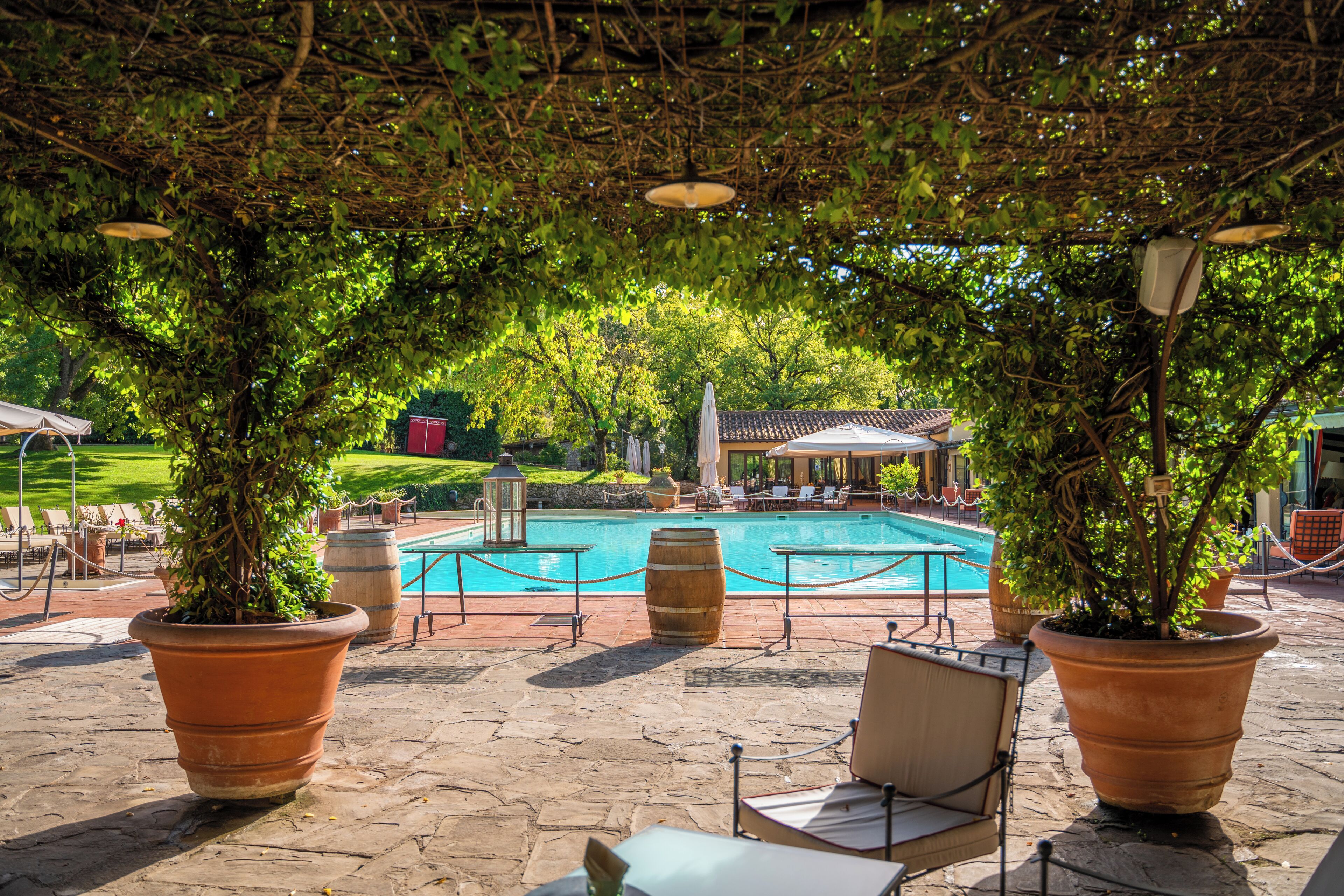 Piscina externa sazonal, espreguiçadeiras