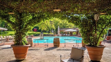 Piscina externa sazonal, espreguiçadeiras