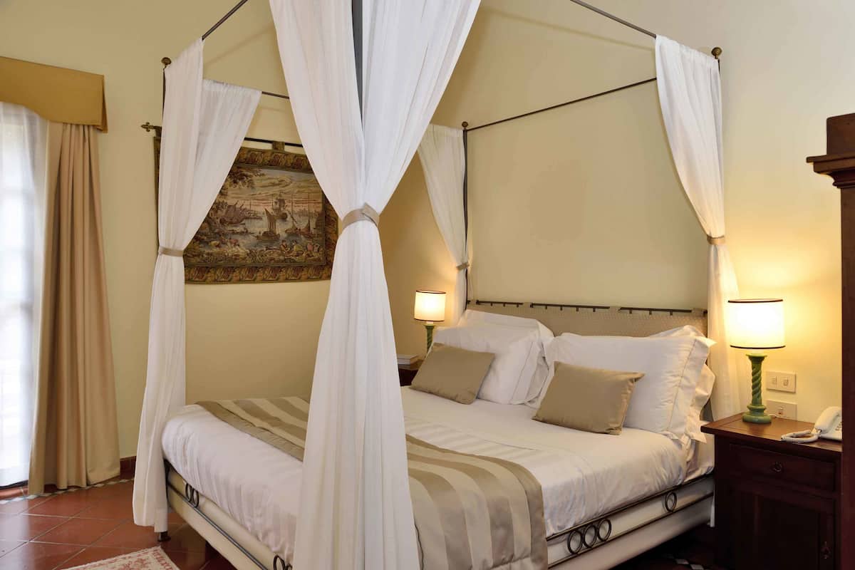 1 kamar tidur, seprai premium, dan selimut bulu angsa