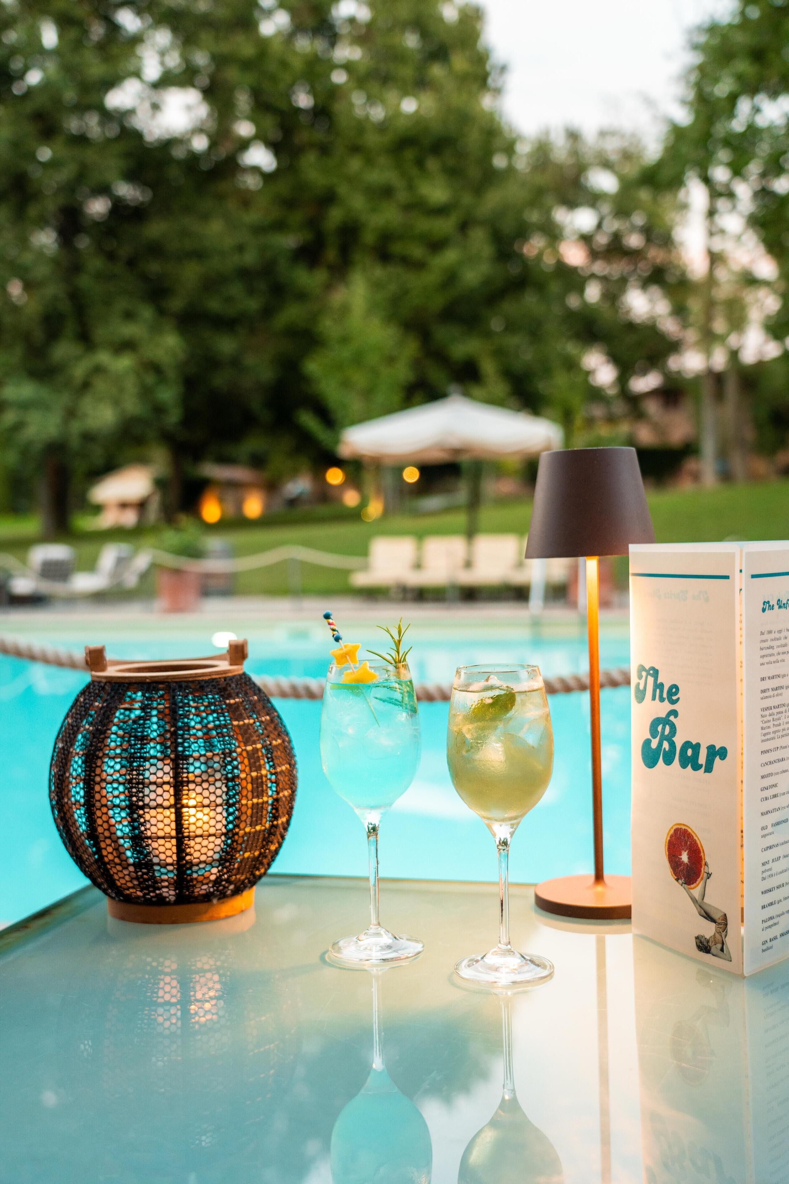 Bar au bord de la piscine