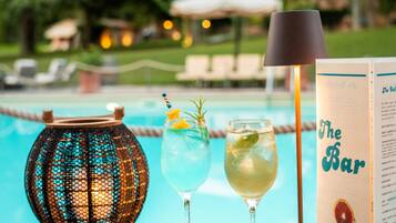 Bar au bord de la piscine