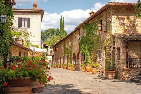 Esterni. Hotel Borgo San Luigi