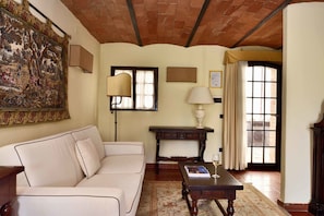 Rom – premium, terrasse | Sengetøy av topp kvalitet, dundyner, senger med overmadrass og minibar