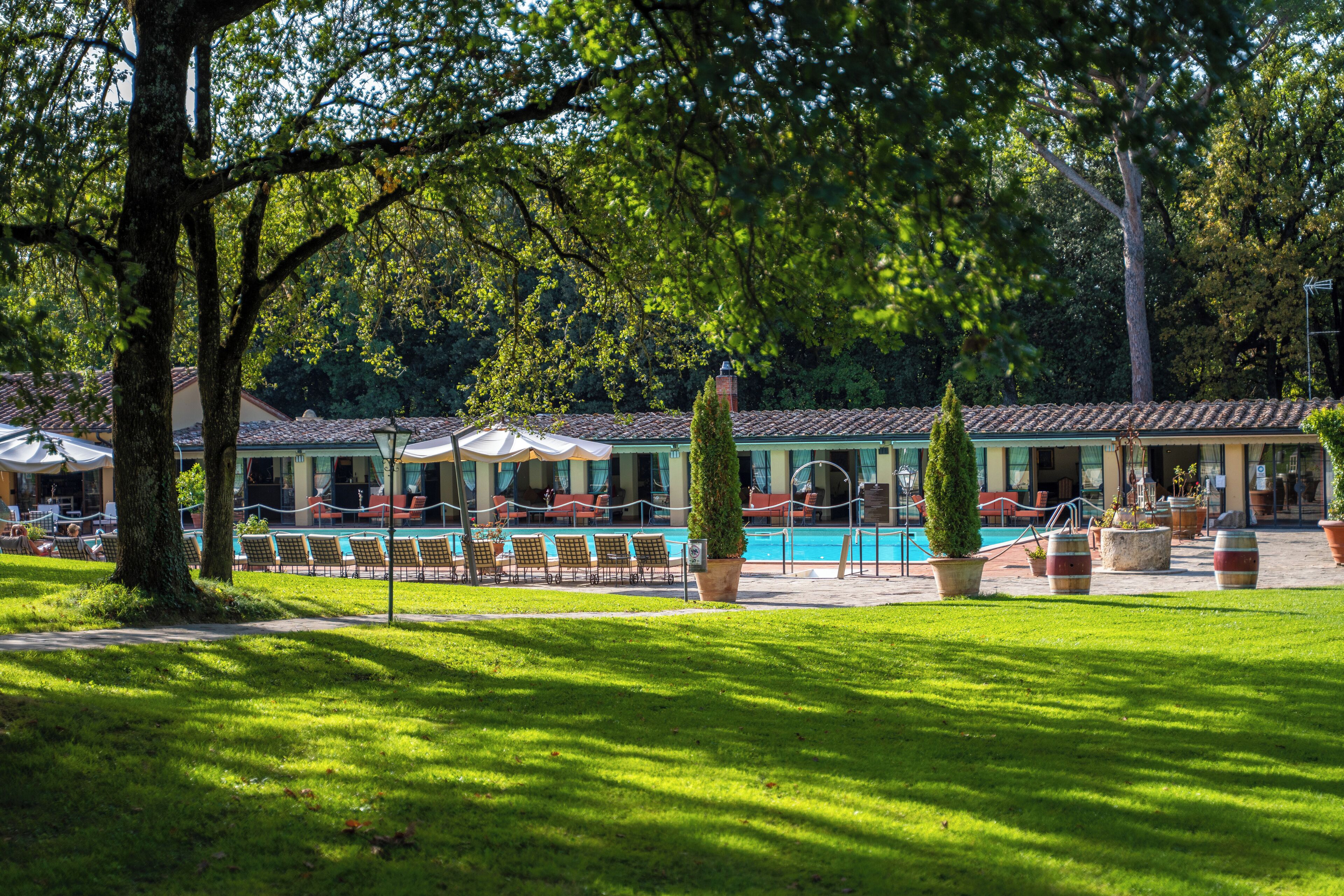 季節性室外游泳池，提供日光浴躺椅