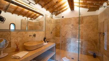 Suite Spa Bath | Bagno | Vasca, soffione a pioggia, asciugacapelli, pantofole