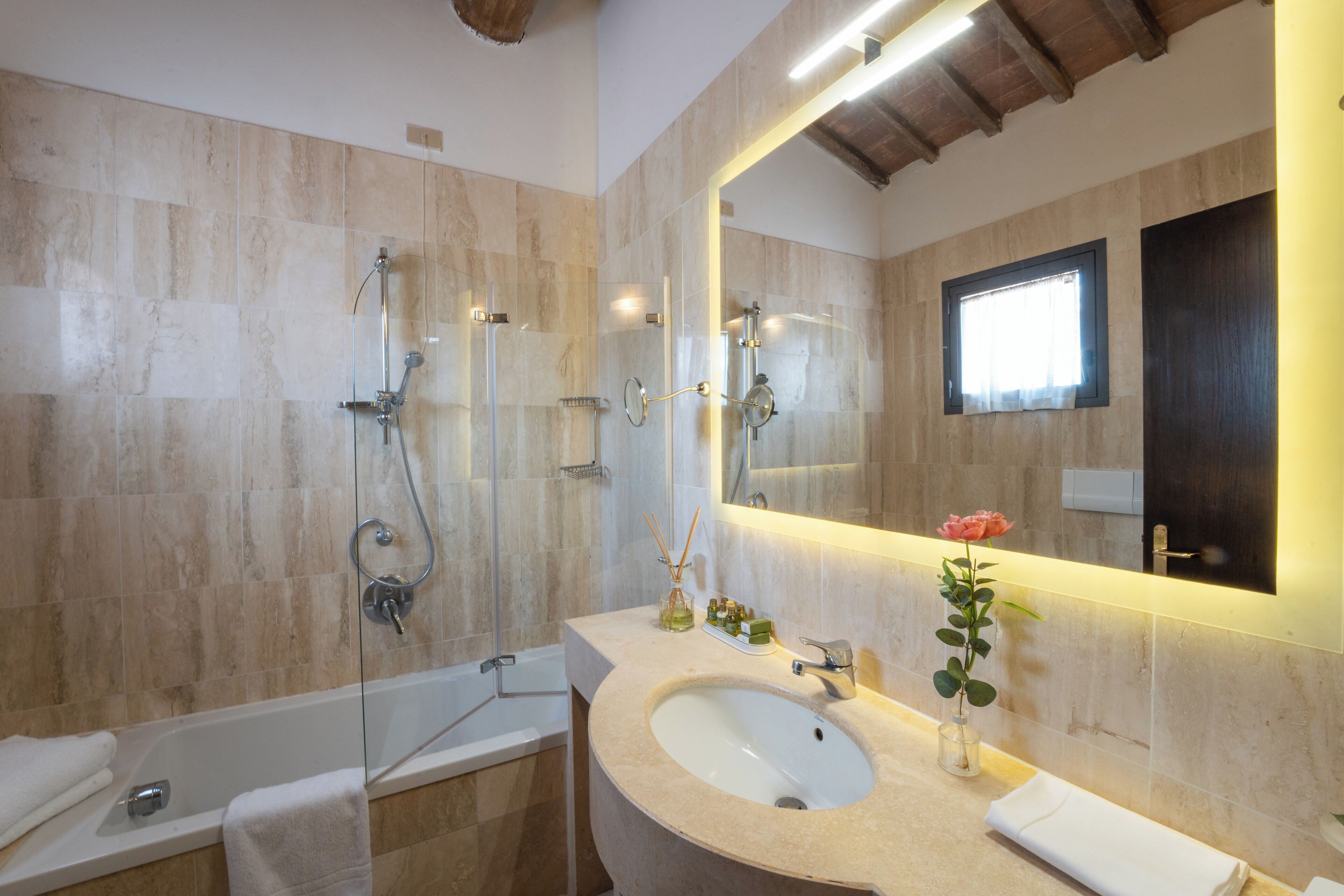 Un baño moderno con bañera, lavabo y zona de ducha.