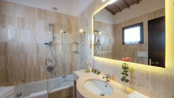 Un baño moderno con bañera, lavabo y zona de ducha.