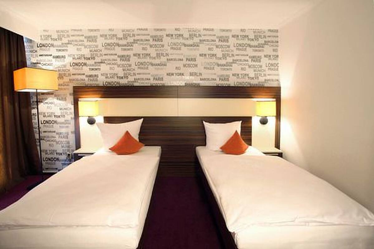 In-room safe, desk, free WiFi