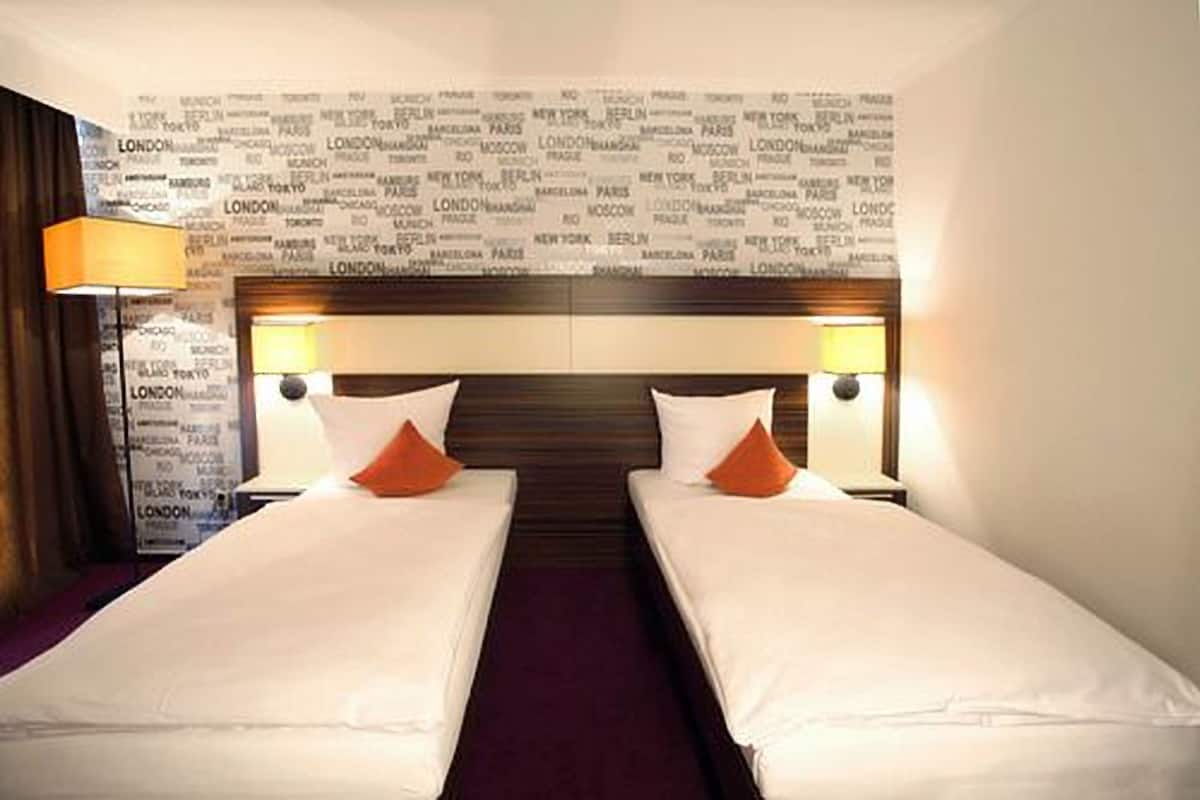 In-room safe, desk, free WiFi