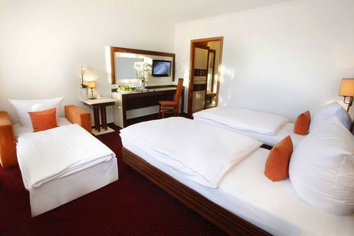 In-room safe, desk, free WiFi