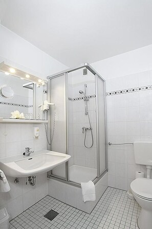 Habitación individual | Baño | Ducha, secador de pelo y toallas