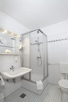 Quarto solteiro | Banheiro | Chuveiro, secador de cabelo (mediante solicitação), toalhas de banho 