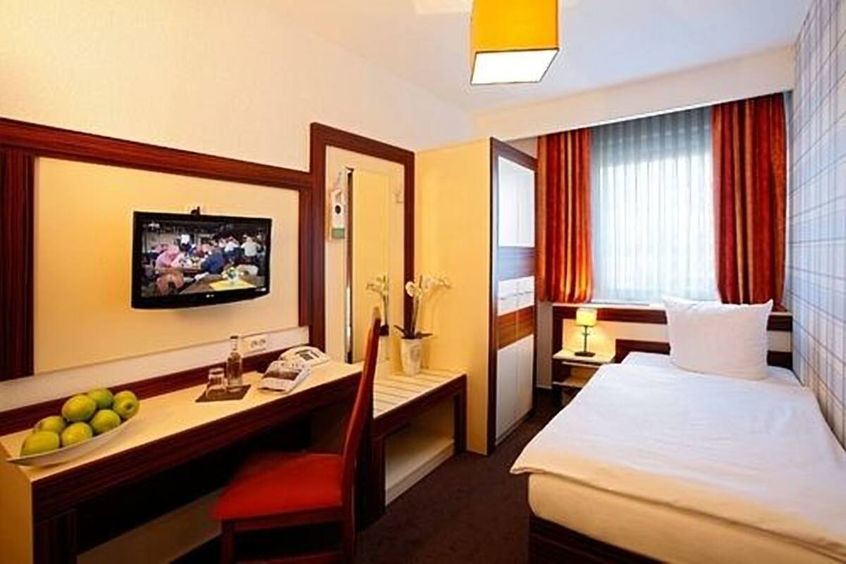 Single Room | In-room safe, desk, free WiFi