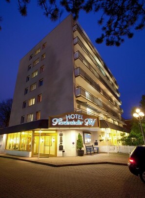 Ett hotell med flera våningar, med en väl synlig skylt som visar texten ”HOTEL Nordensledder Hof”.