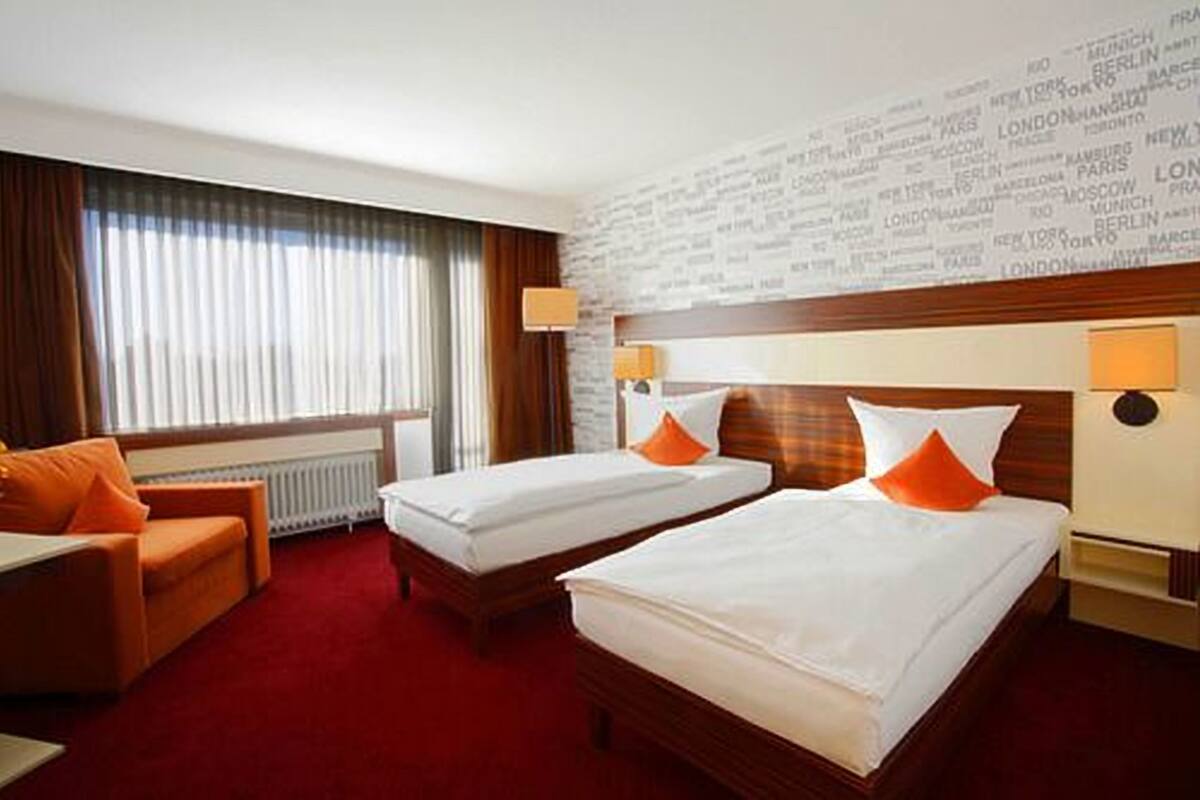 In-room safe, desk, free WiFi