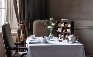 供應早餐、午餐及晚餐