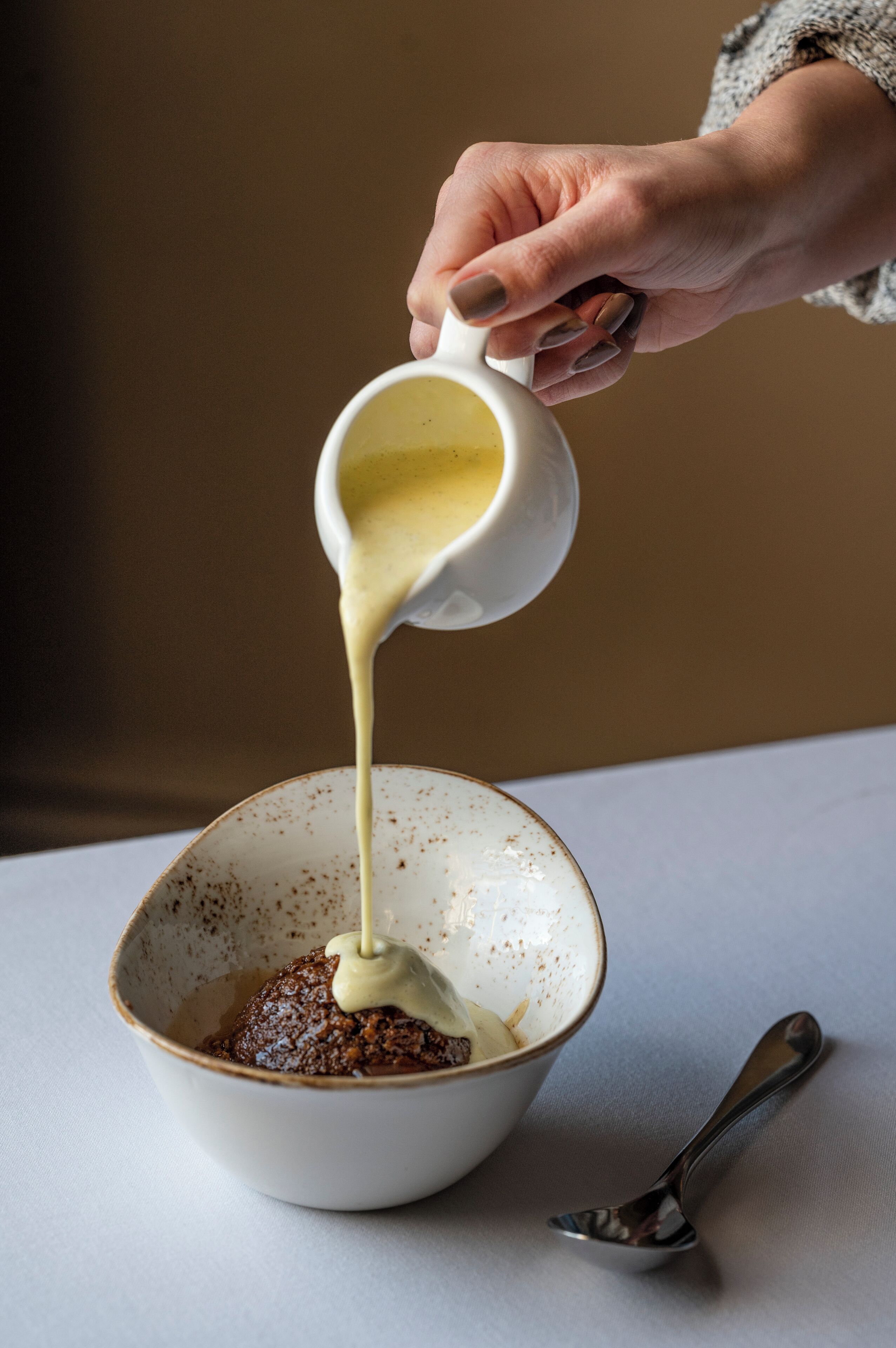 breakfast, lunch, dinner served; british cuisine