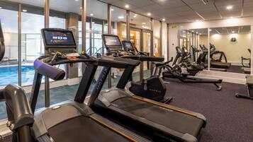 Palestra con tapis roulant, cyclette e area piscina.