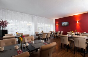 Daily buffet breakfast (EUR 17 per person) - Leonardo Hotel Frankfurt City Center (Frankfurt)