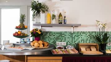 Tägliches Frühstücksbuffet (17 EUR pro Person)