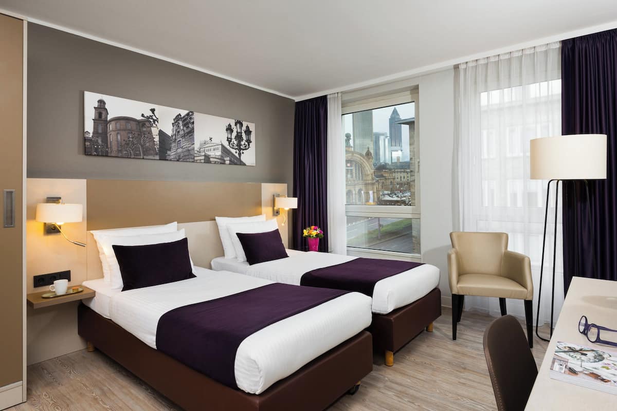 Standaard kamer | Een kluis op de kamer, een bureau, geluiddichte muren, gratis babybedden