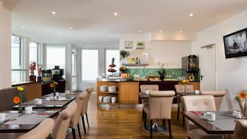 Tägliches Frühstücksbuffet (17 EUR pro Person)