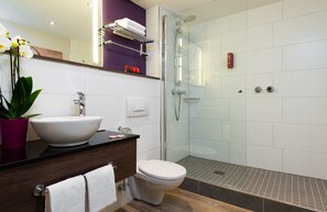 Comfort Room | Bathroom | Shower, hair dryer, towels - Leonardo Hotel Frankfurt City Center (Frankfurt)