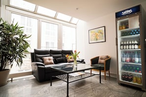 43-cm-Flachbildfernseher mit Satellitenempfang