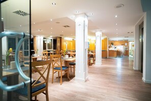 Buffet breakfast on weekdays (EUR 12.90 per person)