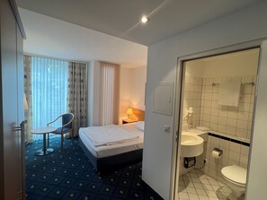 Standard Double Room Single Use | Minibar, desk, soundproofing, free WiFi